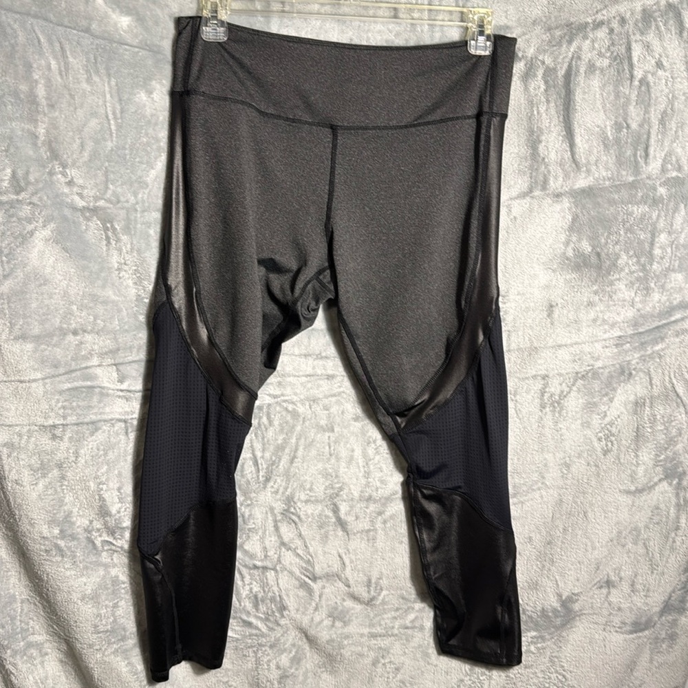 BCBGMaxazria  leggings women xl athletic 3/4 length charcoal and black color‎